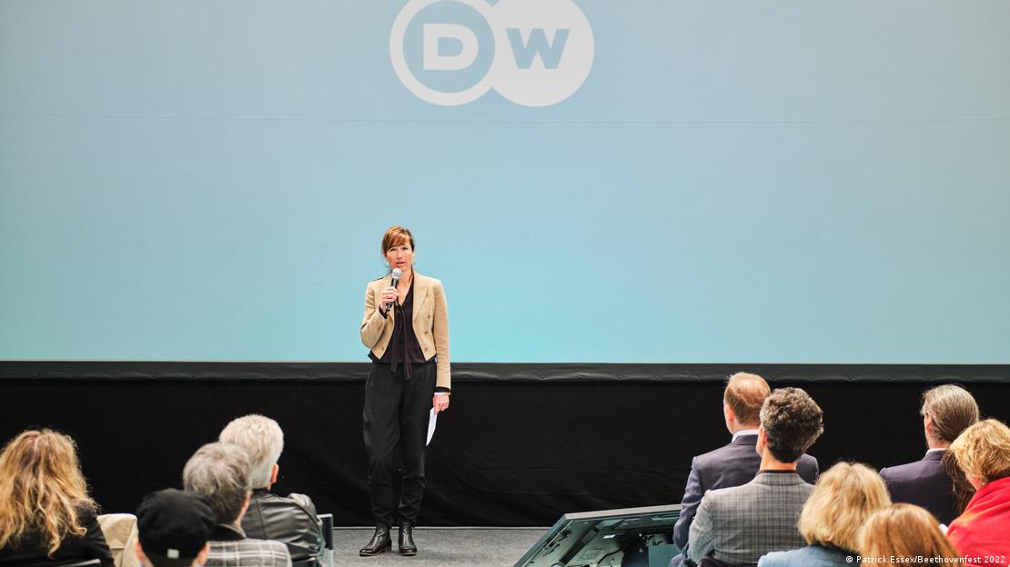 Η νέα Γενική Διευθύντρια της DW Μπάρμπαρα Μάσινγκ σε εκδήλωση στη Βόννη Η νέα Γενική Διευθύντρια της DW Μπάρμπαρα Μάσινγκ σε εκδήλωση στη Βόννη