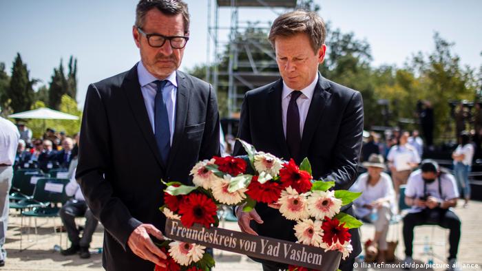 Richard Lutz (derecha) y Kai Diekmann (izquierda) depositando una ofrenda floral en Yad Vashem