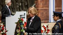 28.04.2022 *** (SPD,M), Bundestagspräsidentin, legt während einer Kranzniederlegung im Museum Yad Vashem am Holocaust-Gedenktag einen Kranz nieder. +++ dpa-Bildfunk +++