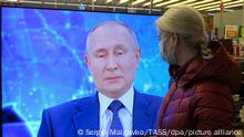 Russland Simferopol | Fernsehübertragung mit Wladimir Putin in einem Geschäft