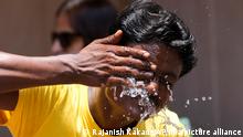 Ein Mann spritzt sich an einem extrem heißen Tag auf einem Marktplatz Wasser ins Gesicht. Indien und Pakistan leiden unter einer frühen Hitzewelle. Indien hat bereits den heißesten März seit Beginn der Wetteraufzeichnungen vor 122 Jahren erlebt. +++ dpa-Bildfunk +++