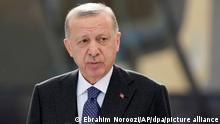 ARCHIV - 15.02.2022, Vereinigte Arabische Emirate, Dubai: Recep Tayyip Erdogan, Präsident der Türkei, spricht während eines Besuchs auf der Dubai Expo 2020 anlässlich einer Zeremonie zum türkischen Nationalfeiertag. Erstmals seit dem Mord am saudischen Journalisten Jamal Khashoggi in der Türkei will der türkische Präsident Recep Tayyip Erdogan nach Saudi-Arabien reisen. Foto: Ebrahim Noroozi/AP/dpa +++ dpa-Bildfunk +++