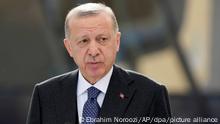 ARCHIV - 15.02.2022, Vereinigte Arabische Emirate, Dubai: Recep Tayyip Erdogan, Präsident der Türkei, spricht während eines Besuchs auf der Dubai Expo 2020 anlässlich einer Zeremonie zum türkischen Nationalfeiertag. Erstmals seit dem Mord am saudischen Journalisten Jamal Khashoggi in der Türkei will der türkische Präsident Recep Tayyip Erdogan nach Saudi-Arabien reisen. Foto: Ebrahim Noroozi/AP/dpa +++ dpa-Bildfunk +++