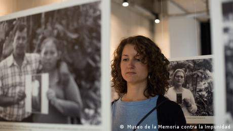 Una asistente a la exposición Nicaragua: AMA y no olvida, en Colonia, Alemania