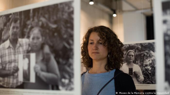 Una asistente a la exposición Nicaragua: AMA y no olvida, en Colonia, Alemania