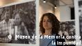 Una asistente a la exposición Nicaragua: "AMA y no olvida", en Colonia, Alemania