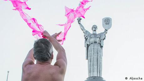 Der ukrainisch-russische Künstler Aljoscha bei einer Friedensintervention in Kiew im Februar 2022
