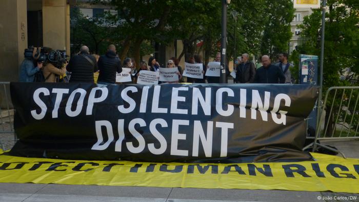 "Parem de silenciar a dissidência", diz cartaz de protesto em Lisboa contra a invasão russa da Ucrânia