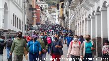 Menschen mit Masken gehen durch die Stadt während der Corona-Pandemie. Ecuadors Regierung hat am 11. Januar den ersten Fall der B.1.1.7-Mutation im südamerikanischen Land bestätigt. Die Mutation wurde bei einem 50-jährigen Mann festgestellt, der aus London via Madrid in Ecuador eingereist ist.