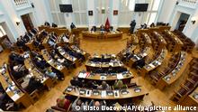 Dritan Abazovic (Mitte l), Ministerpräsident von Montenegro, spricht während einer Parlamentssitzung. Das montenegrinische Parlament hat eine neue, pro-westlich ausgerichtete Regierung gewählt. +++ dpa-Bildfunk +++