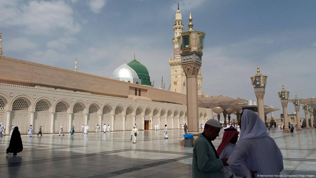 مسلمانوں کے لیے دنیا بھر میں دوسری مقدس ترین جگہ بھی سعودی عرب ہی میں ہے: مدینہ میں پیغمبر اسلام کا روضہ اور مسجد نبوی مسلمانوں کے لیے دنیا بھر میں دوسری مقدس ترین جگہ بھی سعودی عرب ہی میں ہے: مدینہ میں پیغمبر اسلام کا روضہ اور مسجد نبوی