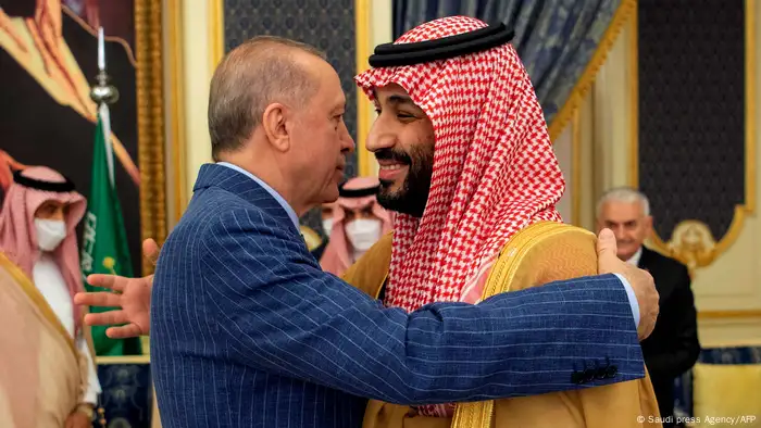 الرئيس أردوغان يعانق ولي العهد السعودي محمد بن سلمان في لقاء في جدة (28/4/2022)