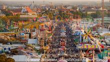 2017***Ausblick über die Schaustellerstraße, Oktoberfest, Wiesn, München, Oberbayern, Bayern, Deutschland, Europa