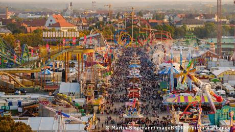 Aussicht auf reges Treiben auf einem vergangenen Oktoberfest in München.