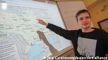 28/04/2022 Der Schüler Yehor aus der Willkommensklasse für schutzsuchende SchülerInnen aus der Ukraine zeigt auf einer Karte auf seinen Heimatort Tschernihiw.