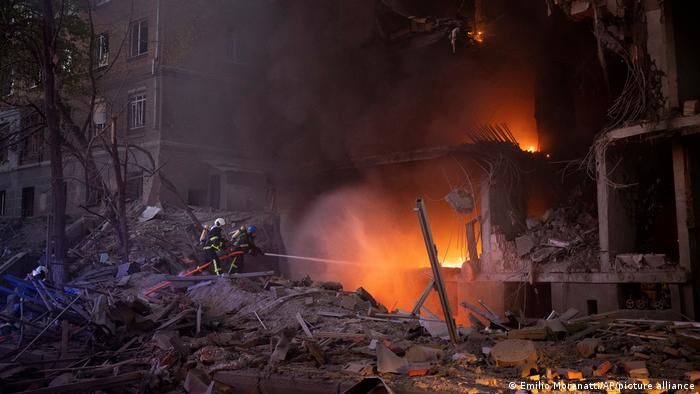 Ukriane-Krieg Kiew | Feuerwehrleute löschen Feuer nach Explosion