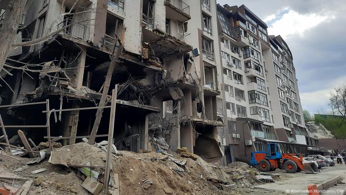 Разрушения после ракетного удара по Киеву