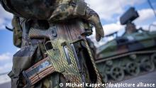 Ein Soldat mit G36 Gewehr steht beim deutschen Einsatzkontingent der Nato-Einsatzgruppe «Enhanced Forward Presence» (eFP).