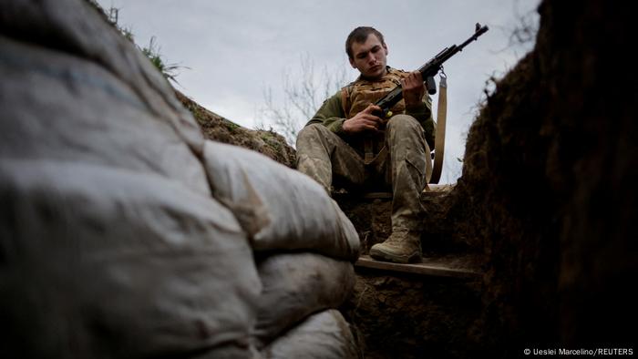 Украински войник почиства оръжието си