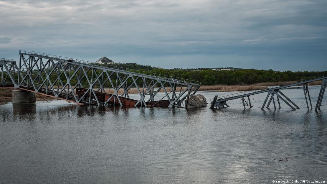 Ukraine | Zerstörte Eisbahnbrücke in Raygorodok