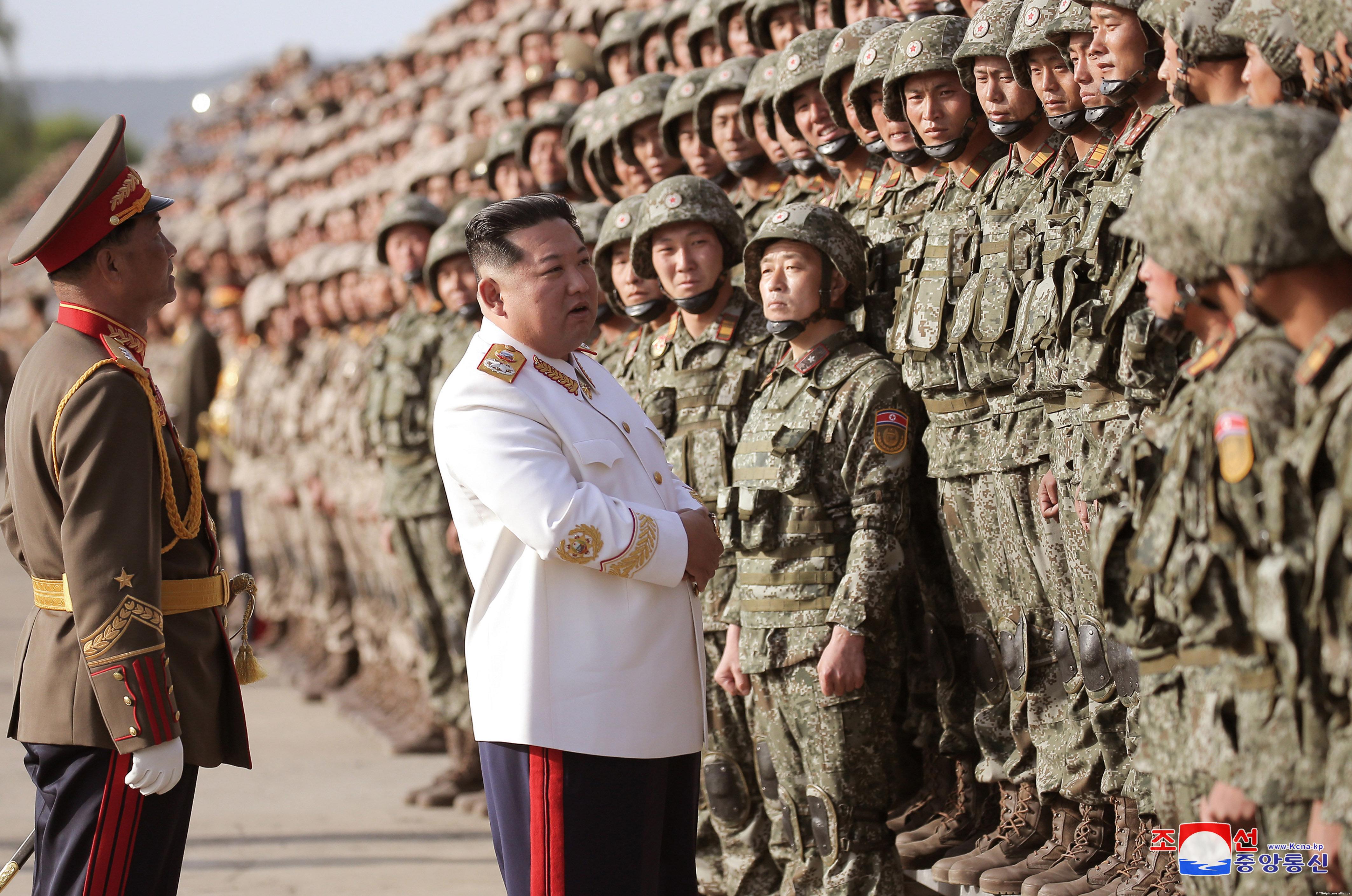 Kim Jong-un y soldados