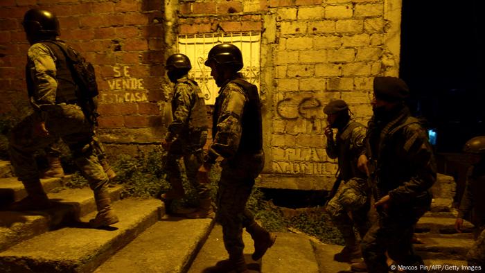 Soldados caminan por una calle en Ecuador.