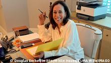 27.04.2022
Aprile 27, 2022, Washington, District of Columbia, USA: Second Gentleman Emhoff took to Twitter on Wednesday to share a photo of wife and Vice President KAMALA HARRIS working from home following her recent COVID-19 diagnosis. Washington USA - ZUMAz03_ 20220427_int_z03_066 Copyright: xDouglasxEmhoff/twitter/WhitexHousex 