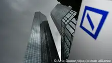 20.05.2015
Dunkle Wolken sind über der Zentrale der Deutschen Bank aufgezogen. Mit aller Macht will die Deutsche Bank ihre Dauerkrise beenden - und nimmt dafür einen Milliardenverlust im zweiten Quartal dieses Jahres in Kauf. (zu dpa «Deutsche Bank im Umbruch: Milliardenverlust wegen Konzernumbau») +++ dpa-Bildfunk +++
