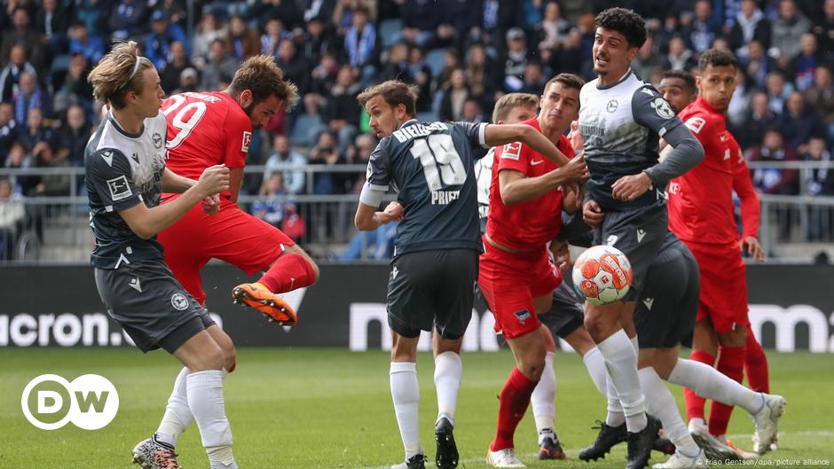 Arminia Bielefeld and VfB Stuttgart in relegation trouble |  Sports |  DW