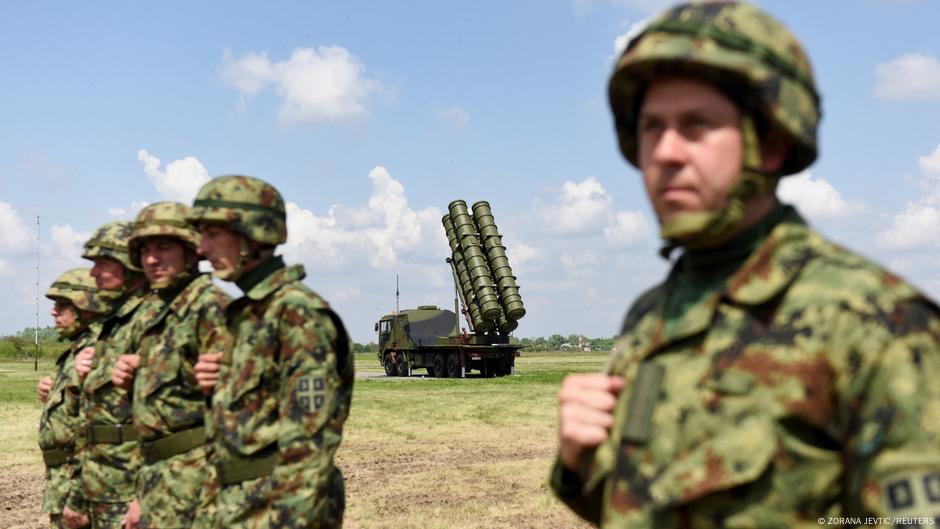 Srpski vojnici sa kineskim sistemom FK-3 u pozadini