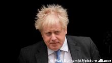 Boris Johnson, Premierminister von Großbritannien, verlässt die Downing Street 10 vor der wöchentlichen Fragestunde «Prime Minister's Questions» (Fragen an den Premierminister) im britischen Unterhaus. +++ dpa-Bildfunk +++