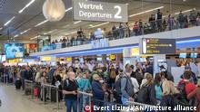 2022-04-30 06:47:35 SCHIPHOL - Der Flughafen Schiphol ist an diesem Wochenende sehr voll. Dem Flughafen droht ein gravierender Personalmangel, weil an den Check-in-Schaltern, bei der Sicherheitskontrolle und im Gepäckkeller hunderte Stellen unbesetzt sind. ANP EVERT ELZINGA