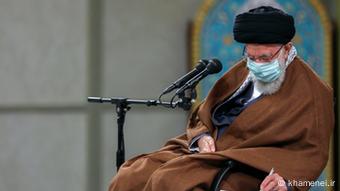 گرچه خامنه‌ای به هنگام سخنرانی دانشجویان گزینش‌شده یادداشت برمی‌داشت، اما برخی پرسش‌های حساس آنان را بی‌پاسخ گذاشت