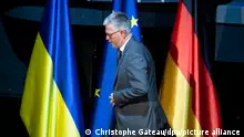Andrij Melnyk, Botschafter der Ukraine in Deutschland, geht nach seiner Rede bei einem Solidaritätsabend der Ukraine im Berliner Friedrichstadtpalast an Flaggen der Ukraine, der Europäischen Union und Deutschland vorbei. Es werden Spenden für die Ukraine gesammelt.