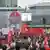 1 Mayıs 2011'de Taksim'de İşçi Bayramı kutlamaları, kalabalığın elinde DİSK ve HKP'nin bayrakları var