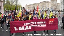 Ein Demonstrationszug marschiert im Rahmen der Hauptkundgebung des Deutschen Gewerkschaftsbundes (DGB) zum 1. Mai am Humboldt-Forum vorbei.