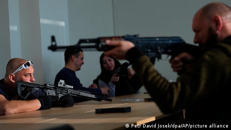 Броят на пацифистите намаля казва един полски инструктор по стрелба