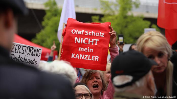 Bei der DGB-Kundgebung zum 1. Mai in Düsseldorf stieß Bundeskanzler Scholz auf teils heftige Kritik 