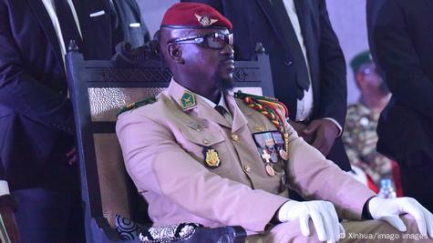 Le colonel Mamady Doumbouya assis en attendant la cérémonie de son installation officielle comme chef de l'Etat (Archives - Conakry, 01.10.2021)