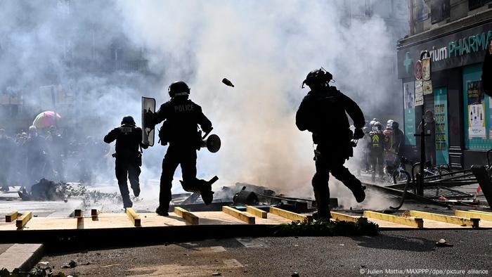 У відповідь на дії демонстрантів поліція застосувала сльозогінний газ