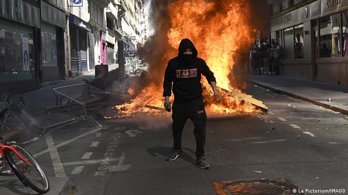 وقعت صدامات بين الشرطة ومجموعات شبان متنقلة باللباس الأسود على هامش تظاهرة عيد العمال في باريس (1/5/2022)
