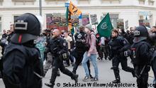 01.05.2022 Teilnehmer einer Kundgebung der rechtsextremen Partei „Der dritte Weg“ gehen eine Straße entlang. Die Demonstration wird von Polizisten begleitet. +++ dpa-Bildfunk +++