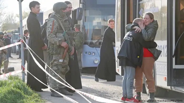 Ukraine, Bezimenne | Ankunft von Evakuierten aus dem Stahlwerk von Mariupol