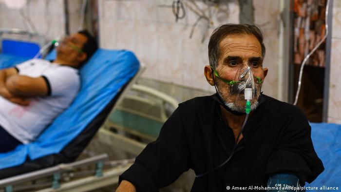 Irak, Bagdad | Männer werden im Krankenhaus wegen Atembeschwerden aufgrund eines Sandsturms behandelt