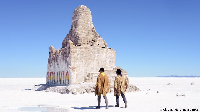 Menschen, die durch einen Teil des Salar de Uyuni gehen. Menschen, die durch einen Teil des Salar de Uyuni gehen.