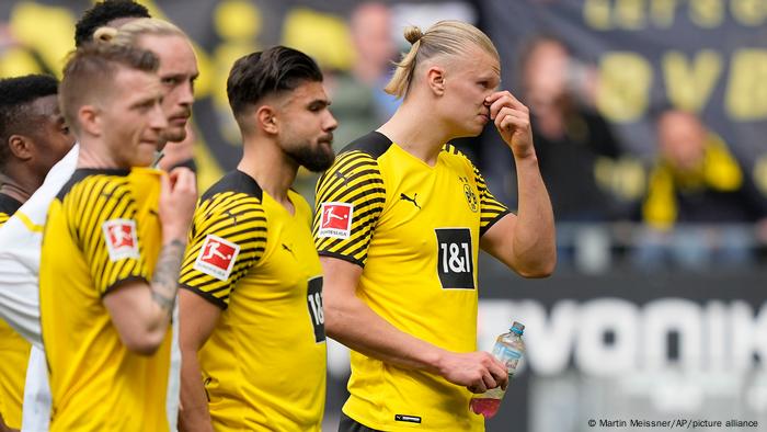 Dortmund players stand in front of the stands after the game against Bochum and are whistled at