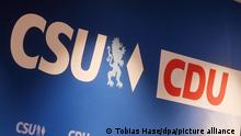 Die Logos der Parteien CDU und CSU sind am 06.02.2017 in München (Bayern) nach dem Spitzentreffen von CDU und CSU in der CSU-Parteizentrale auf einer Rückwand zu sehen. Die Parteispitzen von CDU und CSU kamen zusammen, um inhaltliche Schwerpunkte für den Bundestagswahlkampf abzustimmen. Foto: Tobias Hase/dpa ++