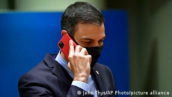 Ο ισπανός πρωθυπουργός με το κινητό του