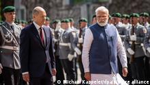 02.05.2022, Berlin: Bundeskanzler Olaf Scholz (SPD, l) begrüßt Narendra Modi, Premierminister von Indien, mit militärischen Ehren zu den deutsch-indischen Regierungskonsultationen. Es sind die sechsten Regierungskonsultationen dieser beiden Ländern. Die letzten fanden im November 2019 kurz vor der weltweiten Ausbreitung des Coronavirus in Indien statt. Zu den Themen dürfte diesmal der Ukraine-Krieg gehören, bei dem Indien anders als Deutschland eine neutrale Rolle einnimmt und auf Sanktionen gegen Russland verzichtet. Foto: Michael Kappeler/dpa +++ dpa-Bildfunk +++