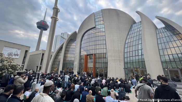مسلمون يؤدون صلاة عيد الفطر في المسجد الرئيسي لجمعية ديتيب في حي إيرنفيلد بمدينة كولونيا (2 مايو/ أيار 2022)